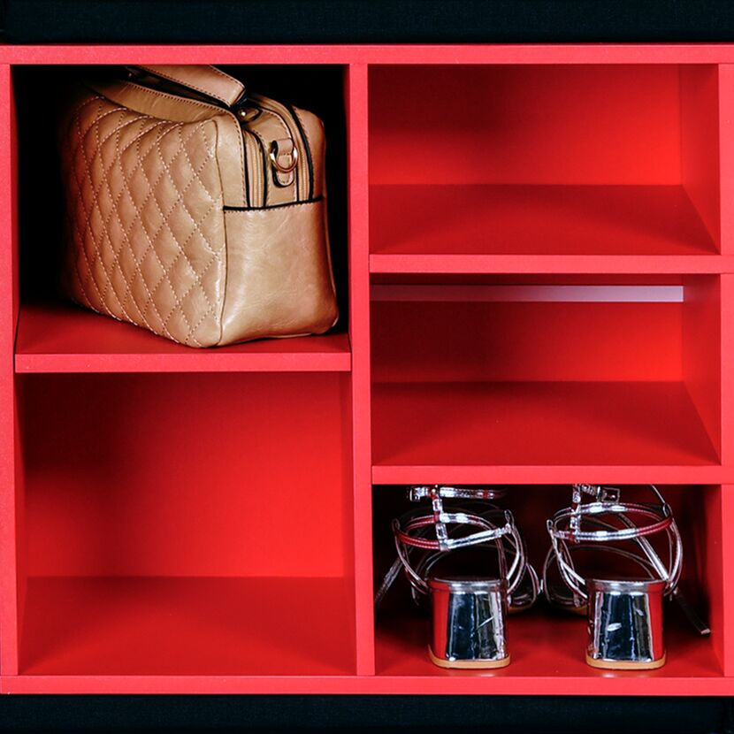 Rote Kommode mit Handtasche und Schuhen