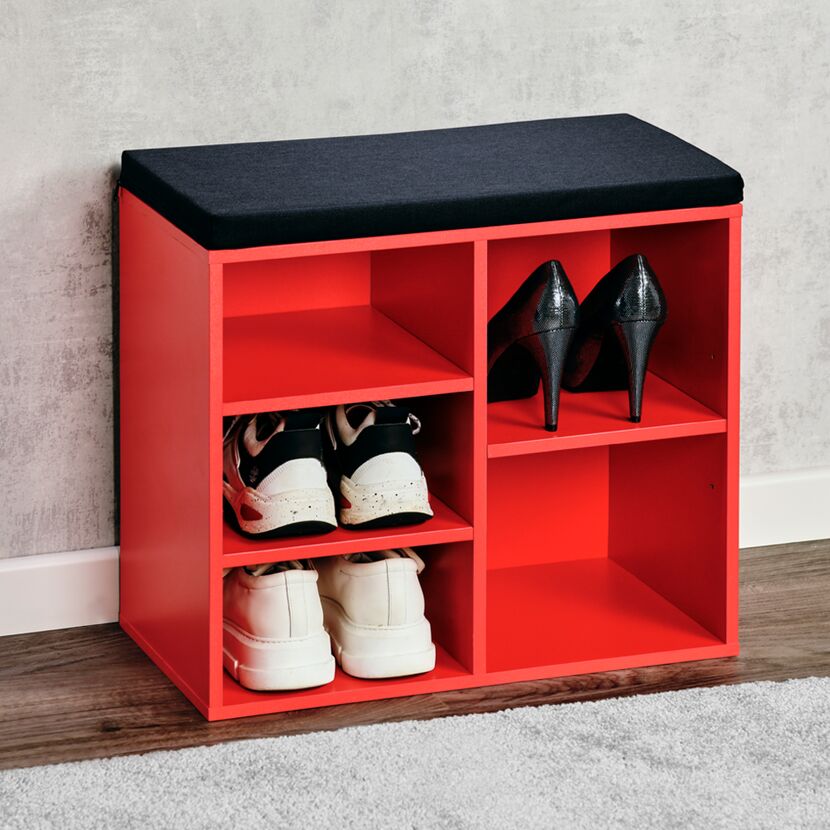 Roter Schuhschrank mit Schuhen