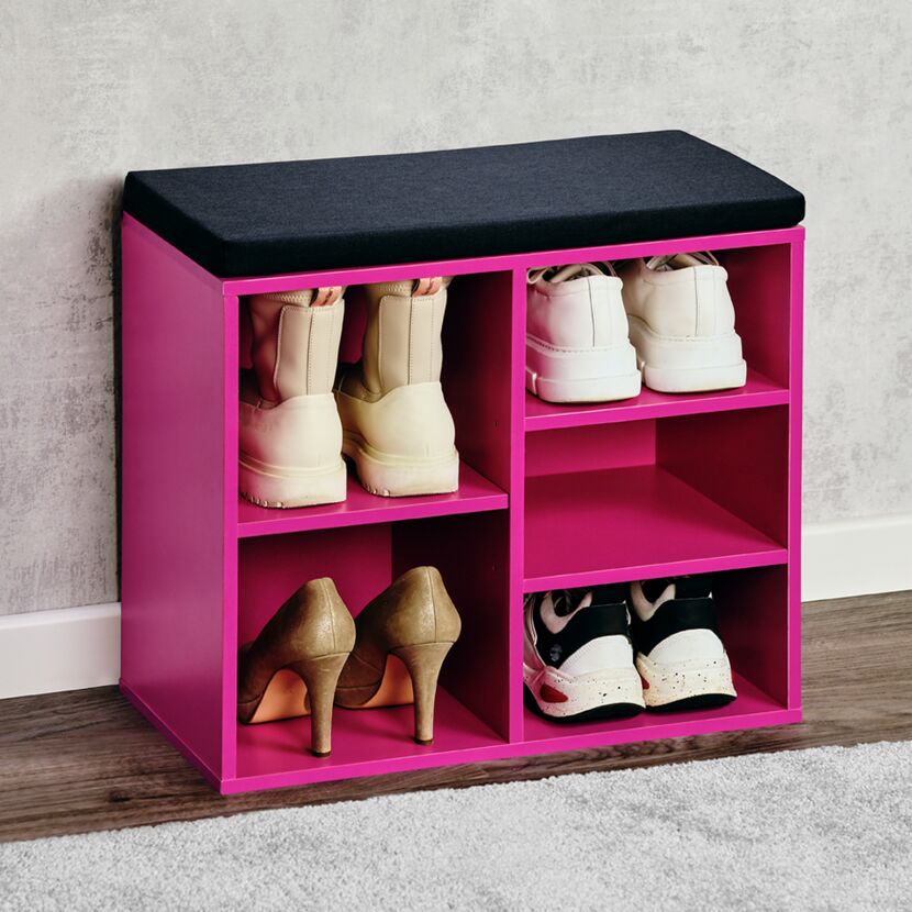 Pinker Schuhschrank mit Schuhen