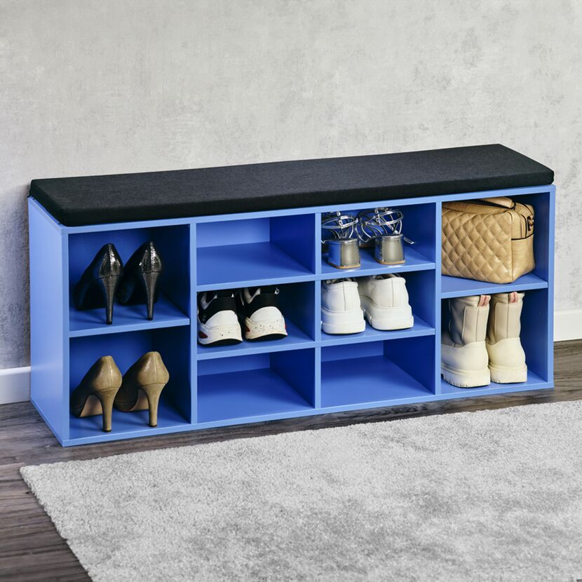 Blauer Schuhschrank mit Sitzfläche und Schuhen