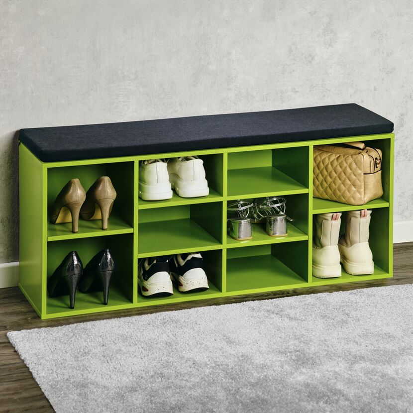 Grüner Schuhschrank mit Schuhen und Tasche