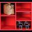 Rotes Regal mit Handtasche und Schuhen