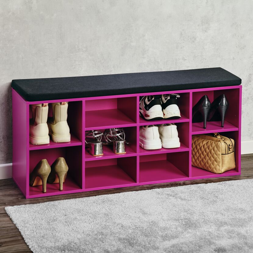 Pinker Schuhschrank mit Schuhen und Tasche