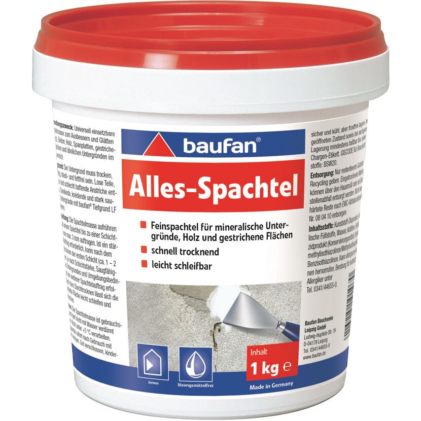 Weißer Alles-Spachtel im Eimer, Spachtelmasse wird mit Spachtel aufgetragen.