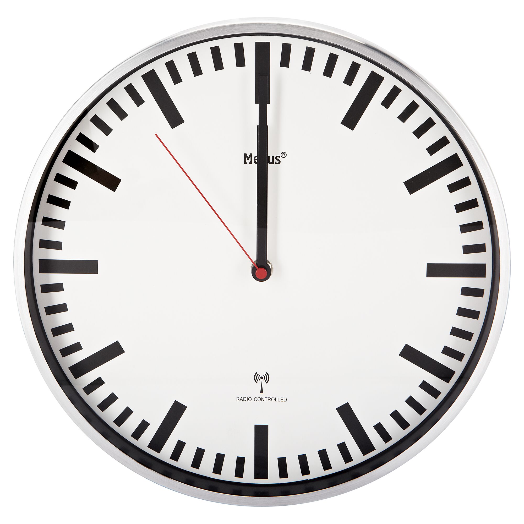 Funkuhr mit weißem Ziffernblatt, die 1 Uhr anzeigt.