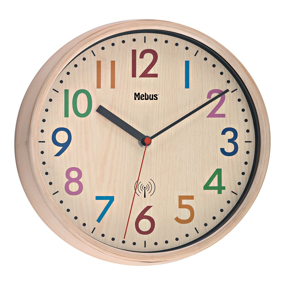 Funkuhr mit hellem Holzrahmen und bunten Ziffern.