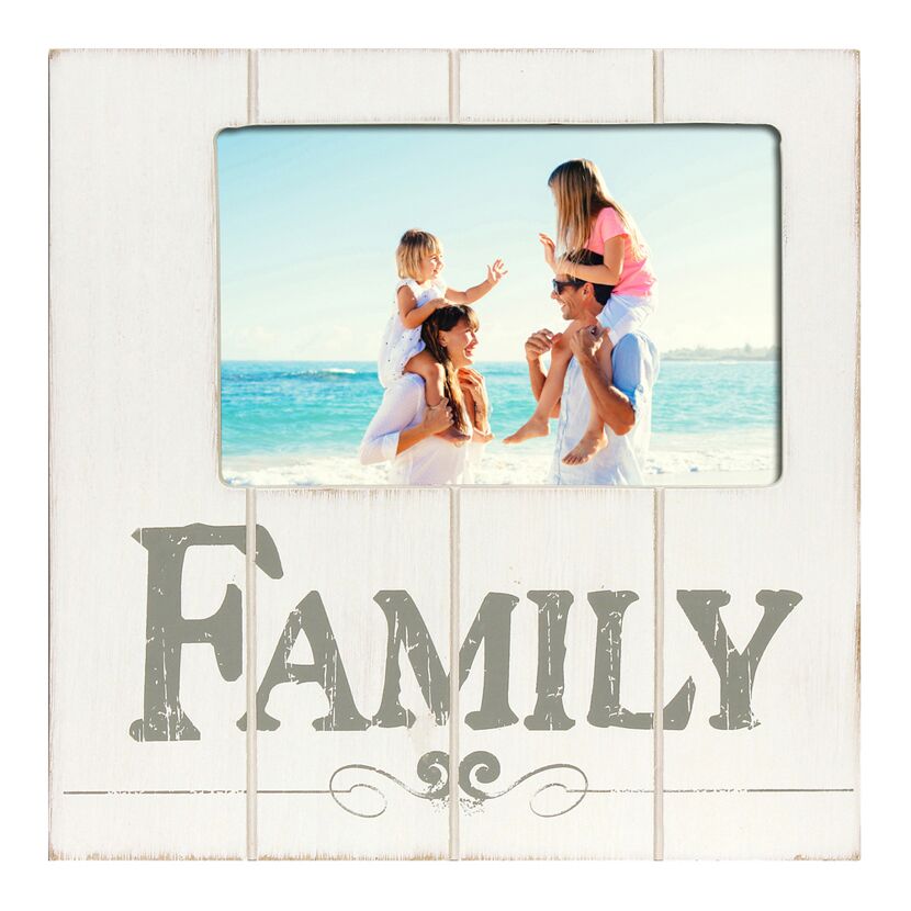 Weißer Holz-Bilderrahmen "Family" mit Familienfoto am Strand