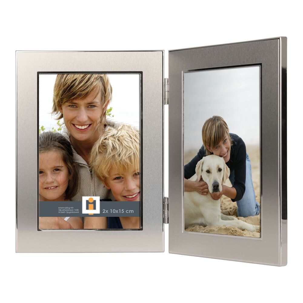 Doppelter Metallfotorahmen mit zwei Fotos.