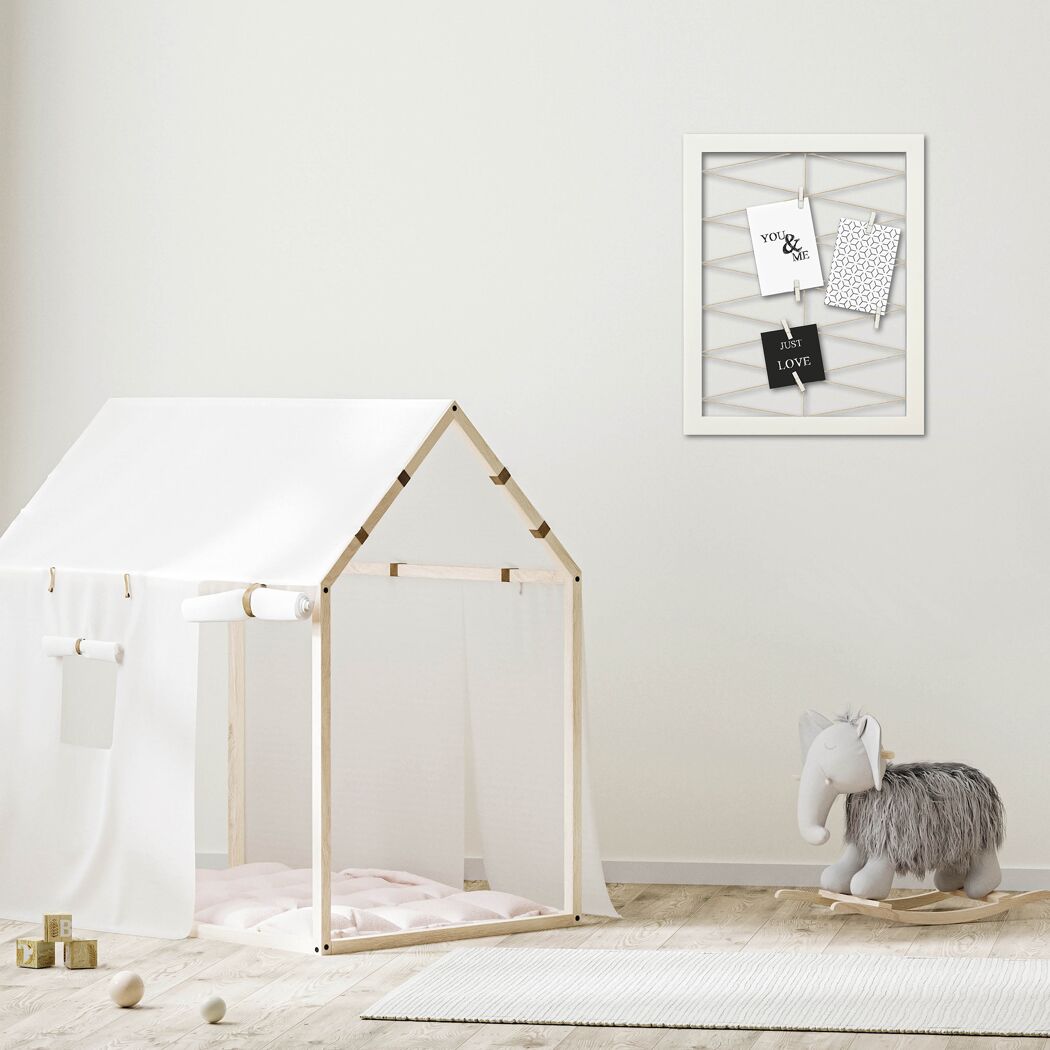 Kinderzimmer mit Spielhaus, Memoboard und Schaukelpferd
