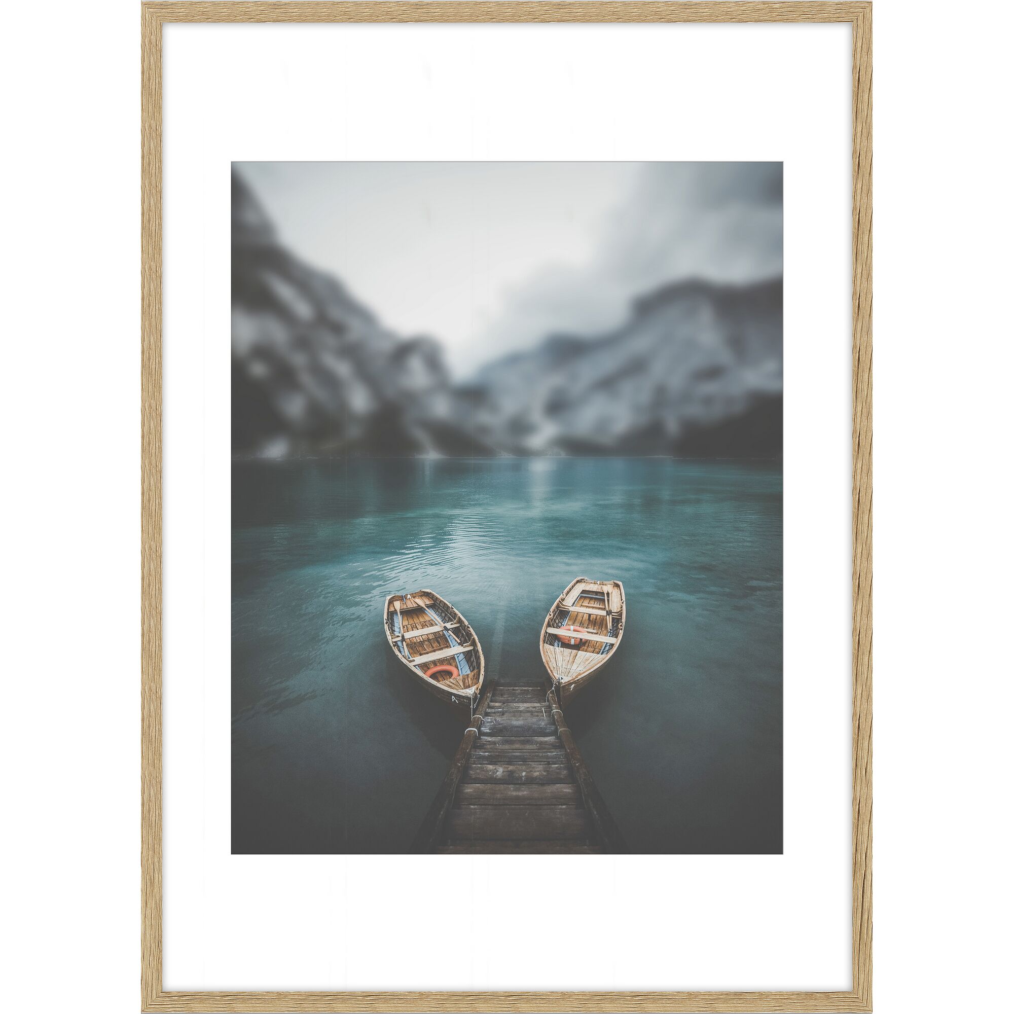 Zwei Boote an einem Steg auf einem See