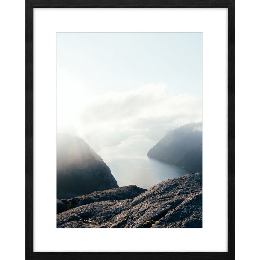 Blick von einem felsigen Gipfel auf einen Fjord