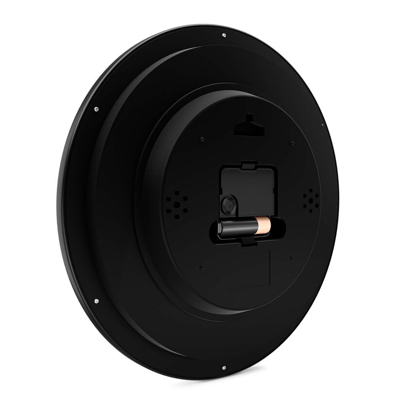 Rückseite einer schwarzen Funkwanduhr mit Batteriefach.