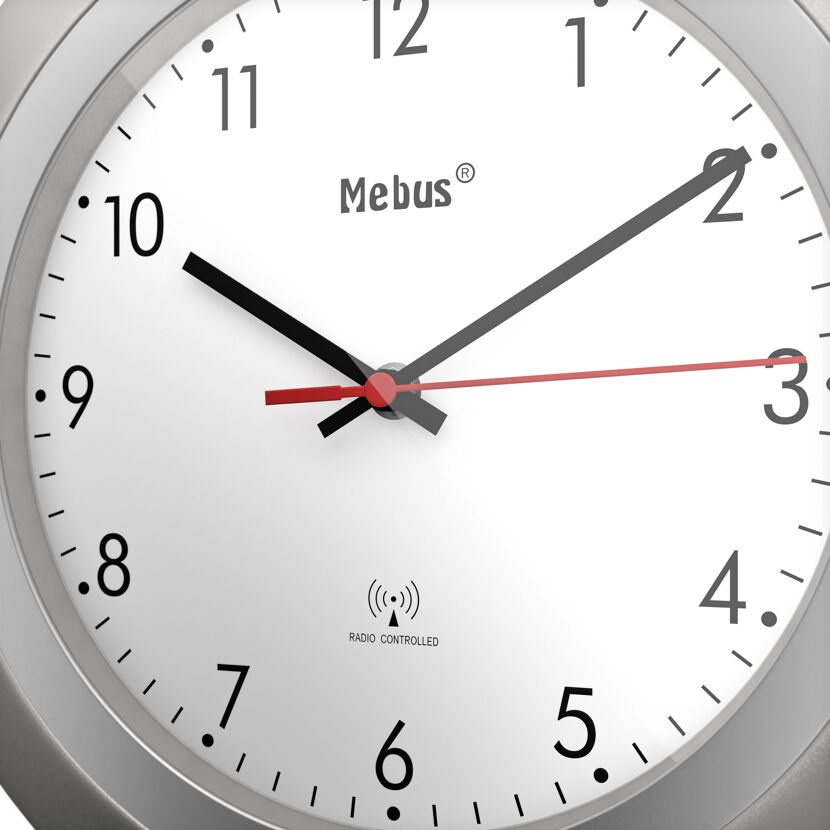 Funkuhr von Mebus mit weißem Ziffernblatt und silbernem Rahmen