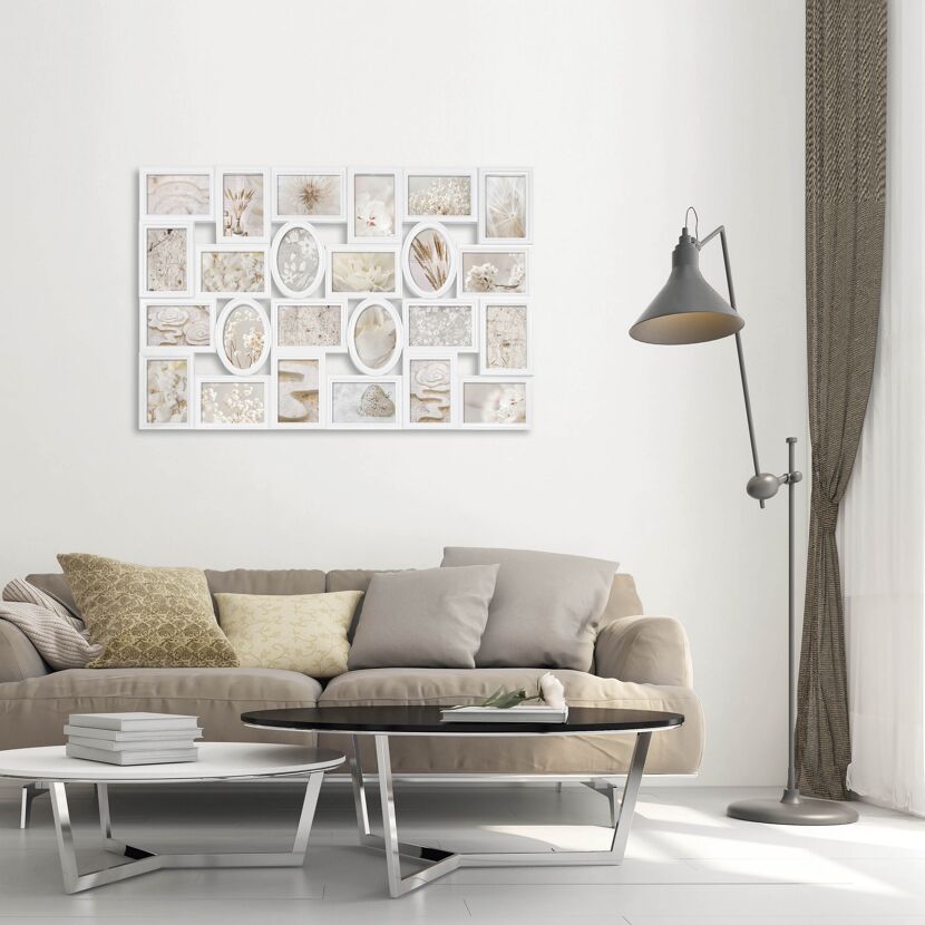 Weißer Collagerahmen mit verschiedenen Bildern an der Wand über einem Sofa