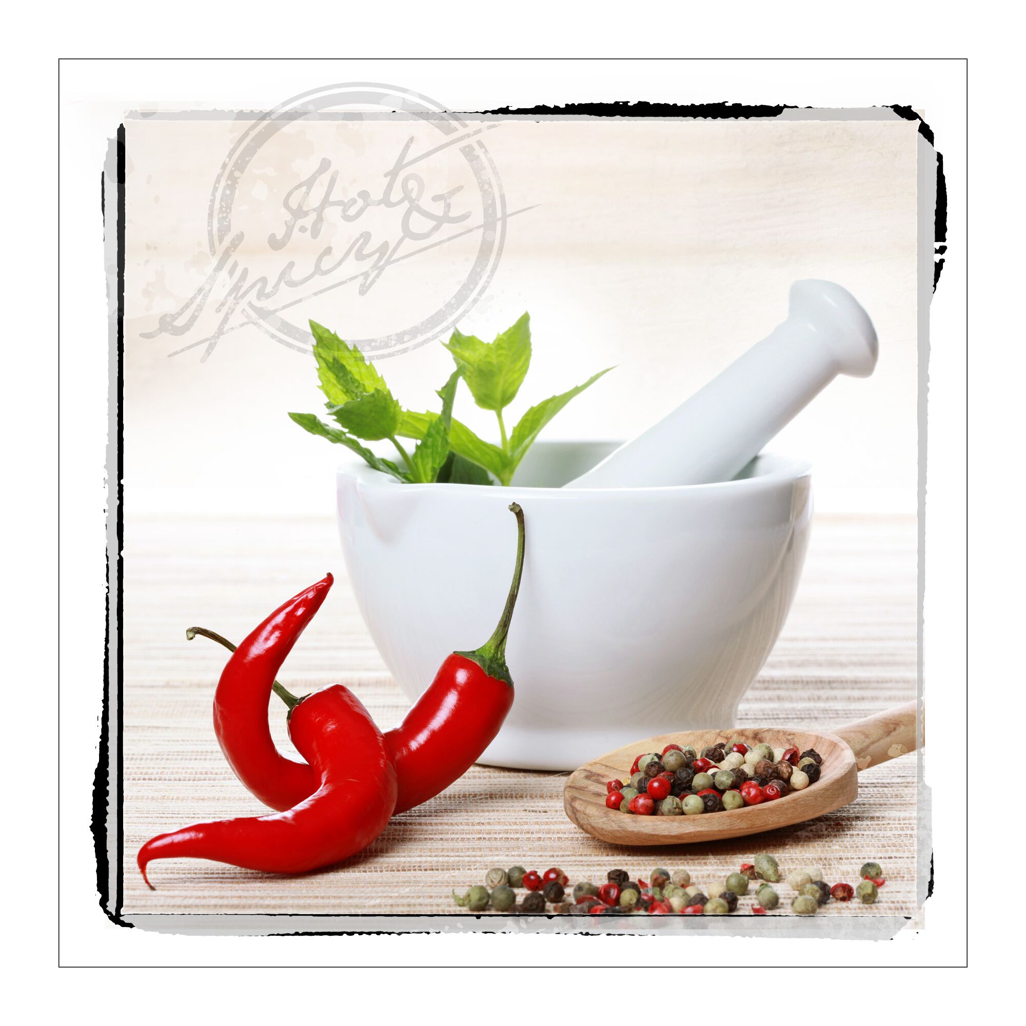 Mörser, Chilischoten, Pfefferkörner und Minze