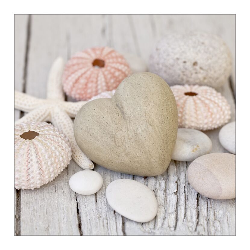Herz aus Stein, Muscheln und Steine auf Holz
