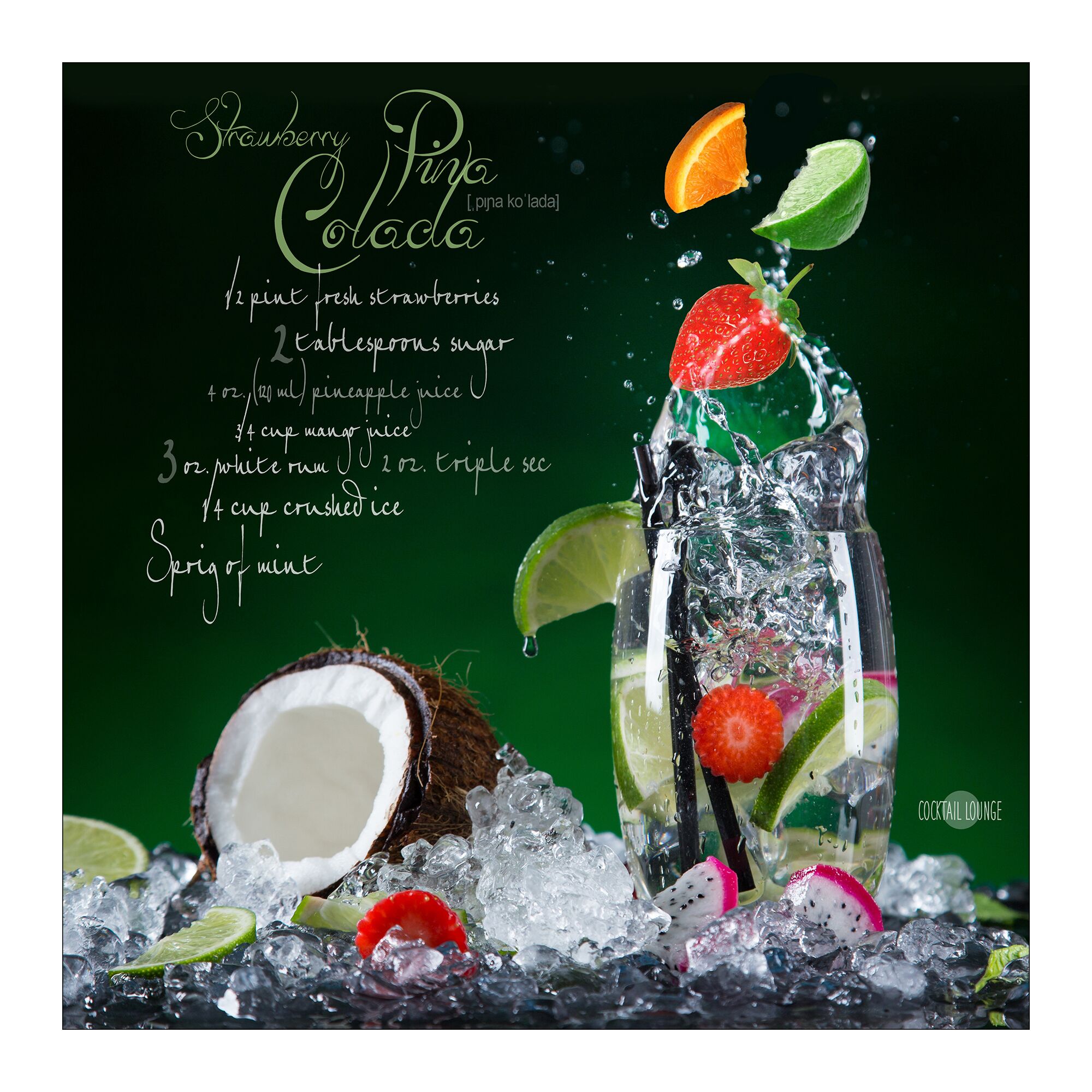 Glas mit Erdbeer-Pina-Colada-Cocktail und Zutaten