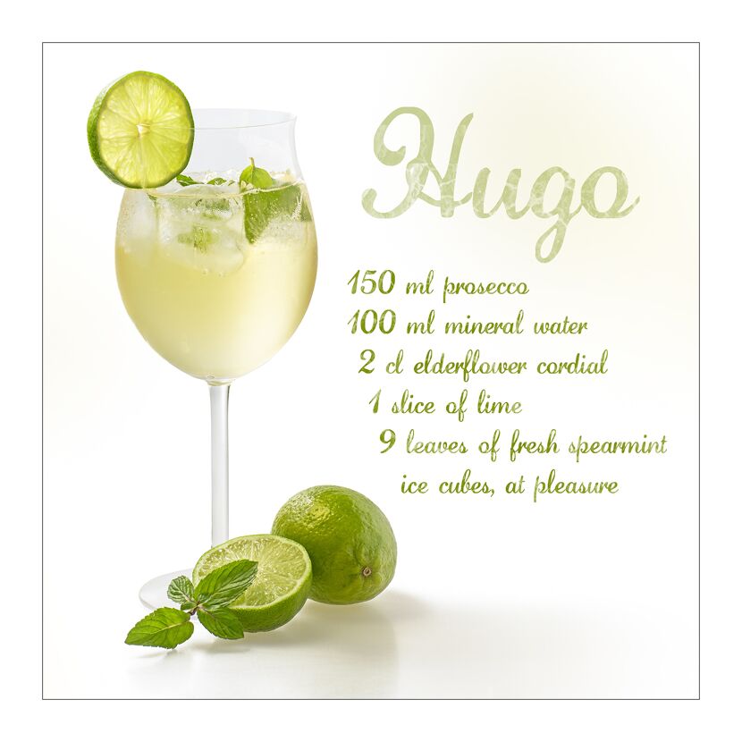 Ein Glas Hugo mit Limetten und Minze