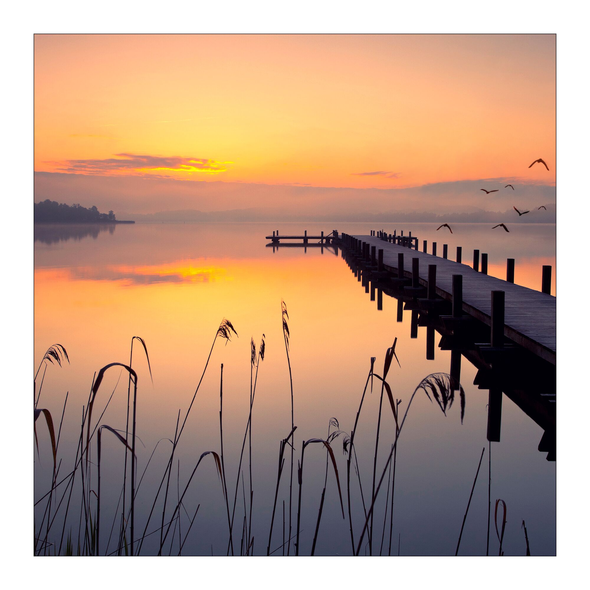 Holzsteg im See bei Sonnenaufgang