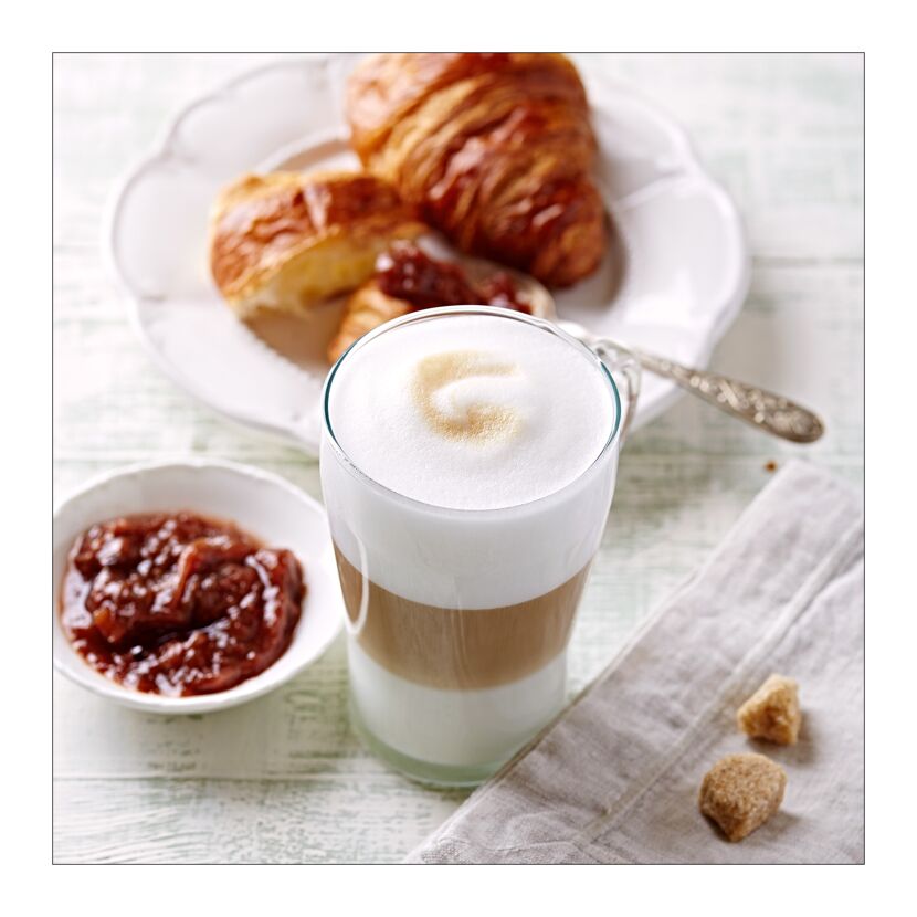 Latte Macchiato, Croissants und Marmelade