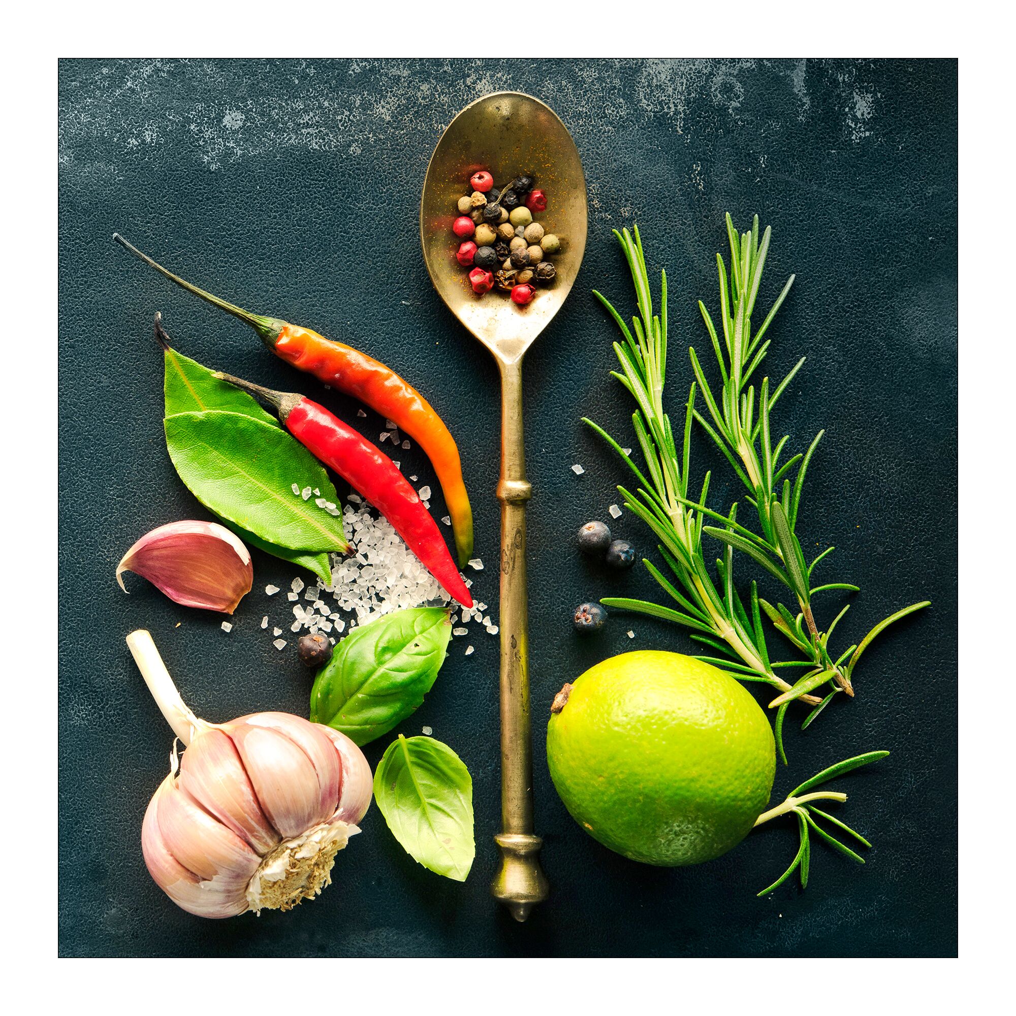 Kräuter und Gewürze auf dunklem Untergrund