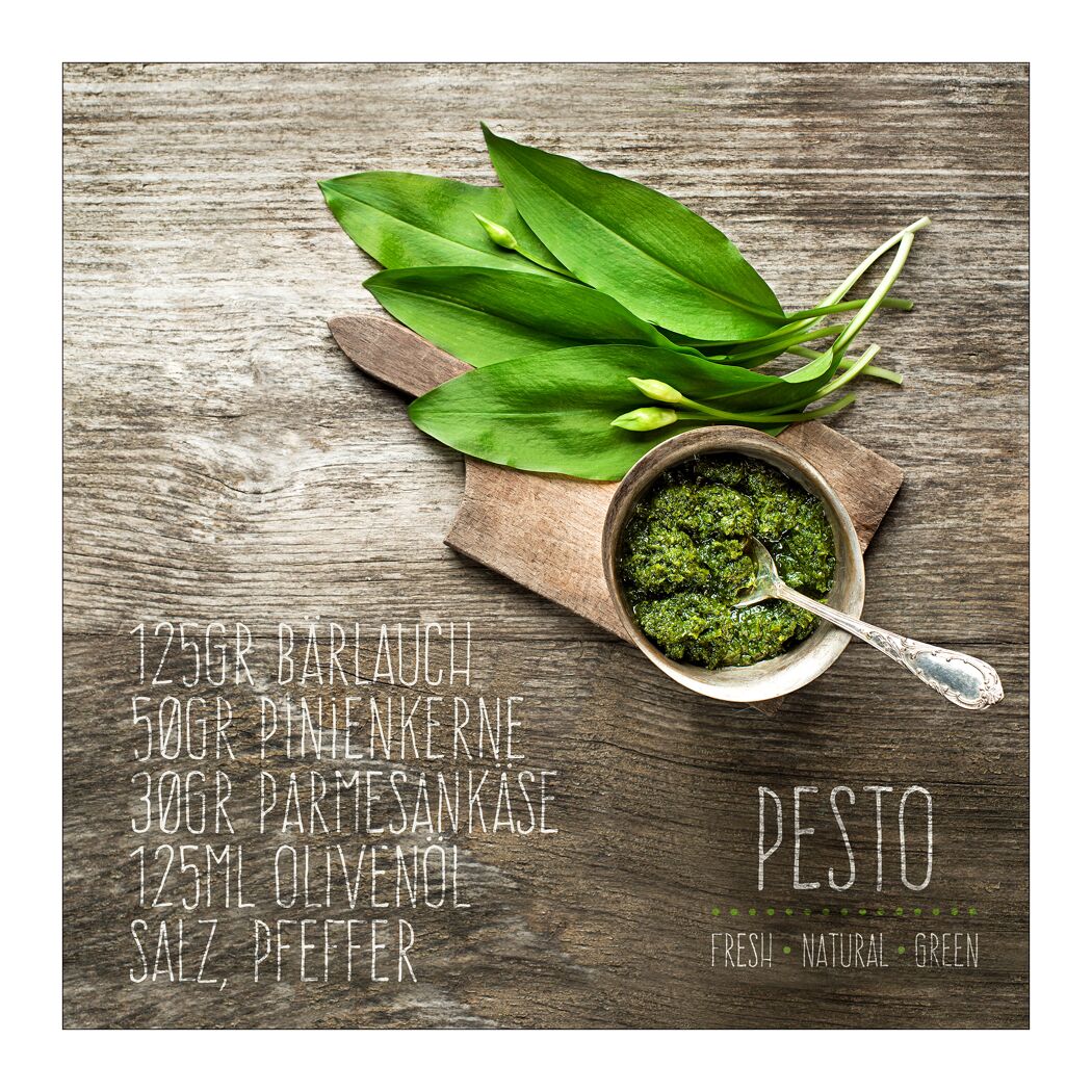 Bärlauchpesto mit Zutaten und Löffel