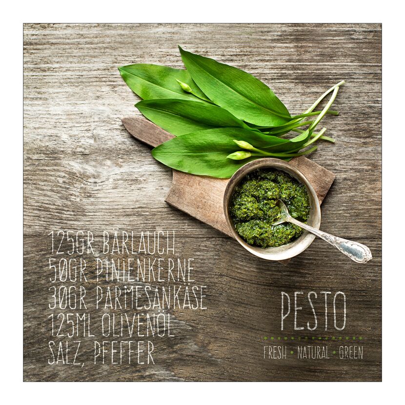 Bärlauchpesto mit Zutaten und Löffel