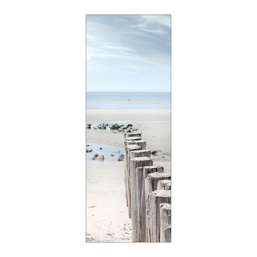 Holzpfosten am Strand