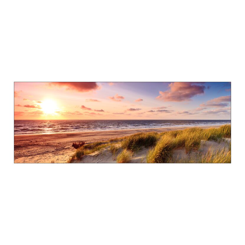 Sonnenuntergang am Strand mit Dünengras