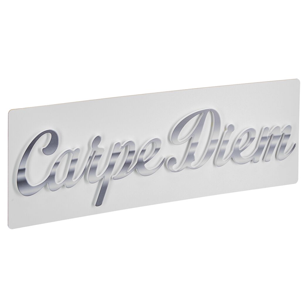 Weiße Wanddekoration mit silbernem Schriftzug "Carpe Diem"