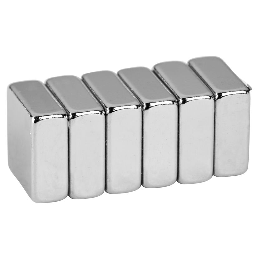 Sechs silberne, rechteckige Magnete