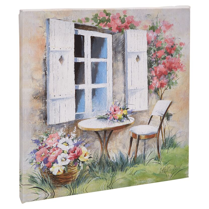 Blumen vor Fenster und auf Tisch