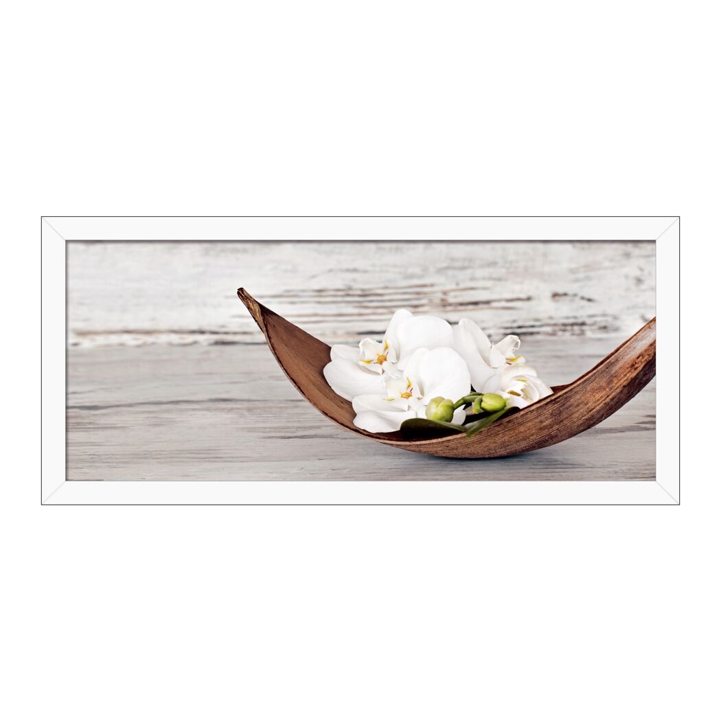 Weiße Orchideenblüten in einer Holzschale