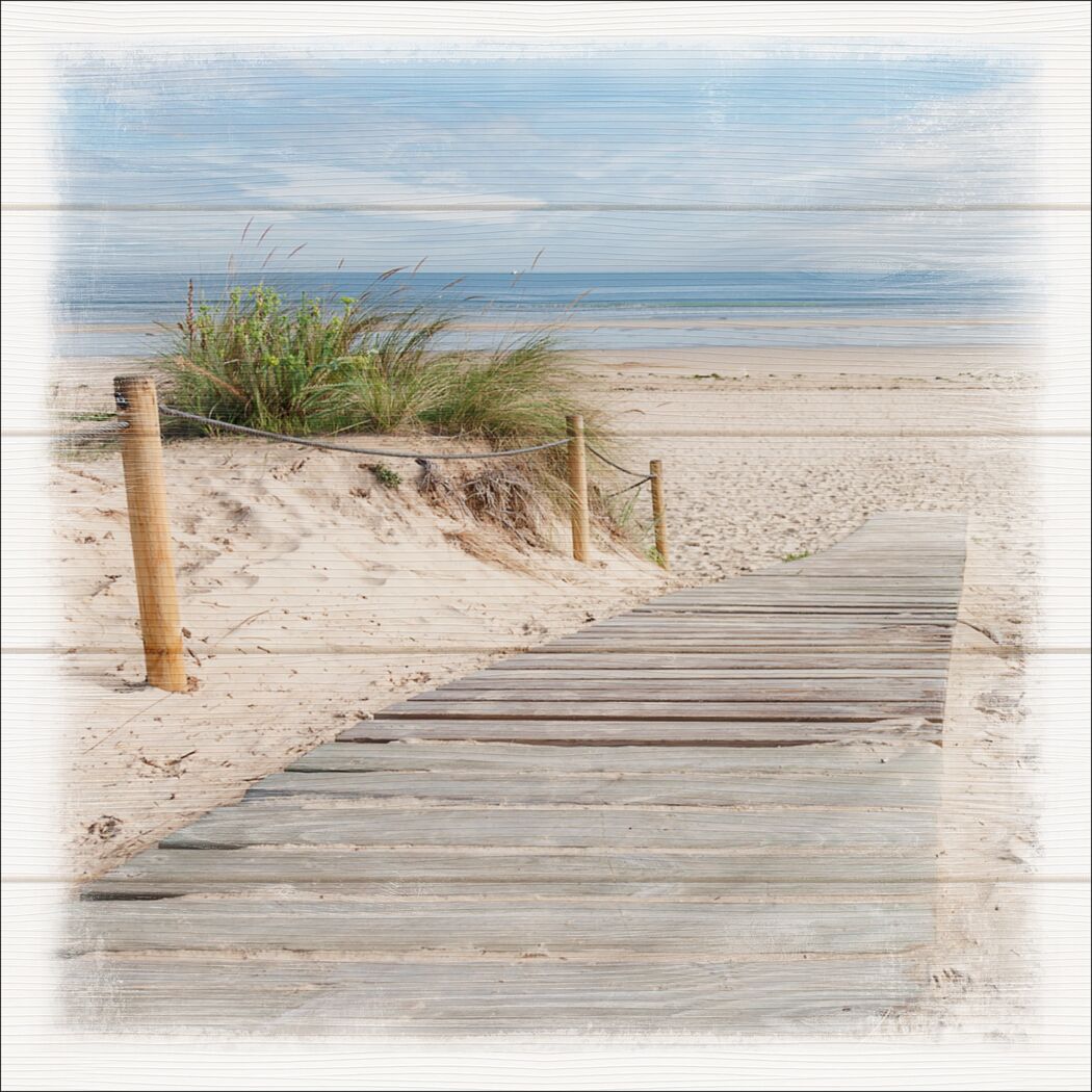 Holzsteg führt über Sanddüne zum Strand
