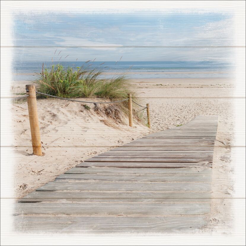 Holzsteg führt über Sanddüne zum Strand