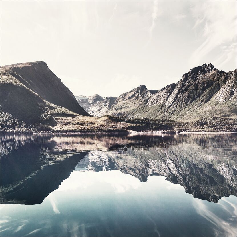 Spiegelung der Berge im See.