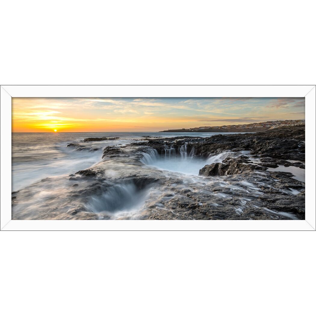 Wellen überfluten Felsen am Meer bei Sonnenuntergang