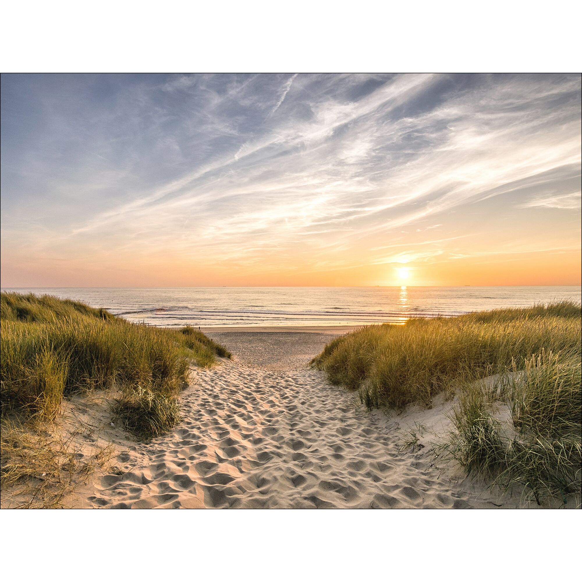 Sandweg durch Dünen zum Strand bei Sonnenuntergang