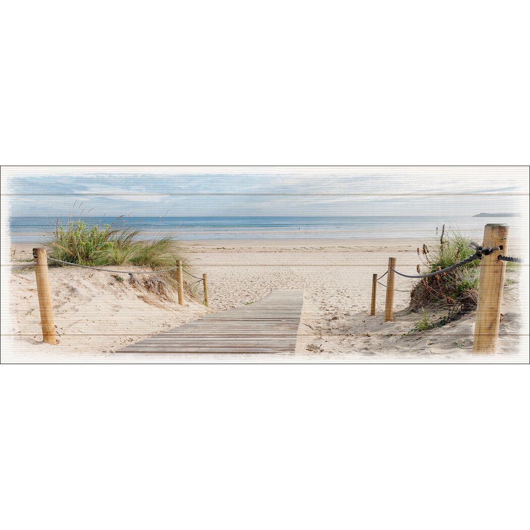 Holzsteg führt über Düne zum Strand