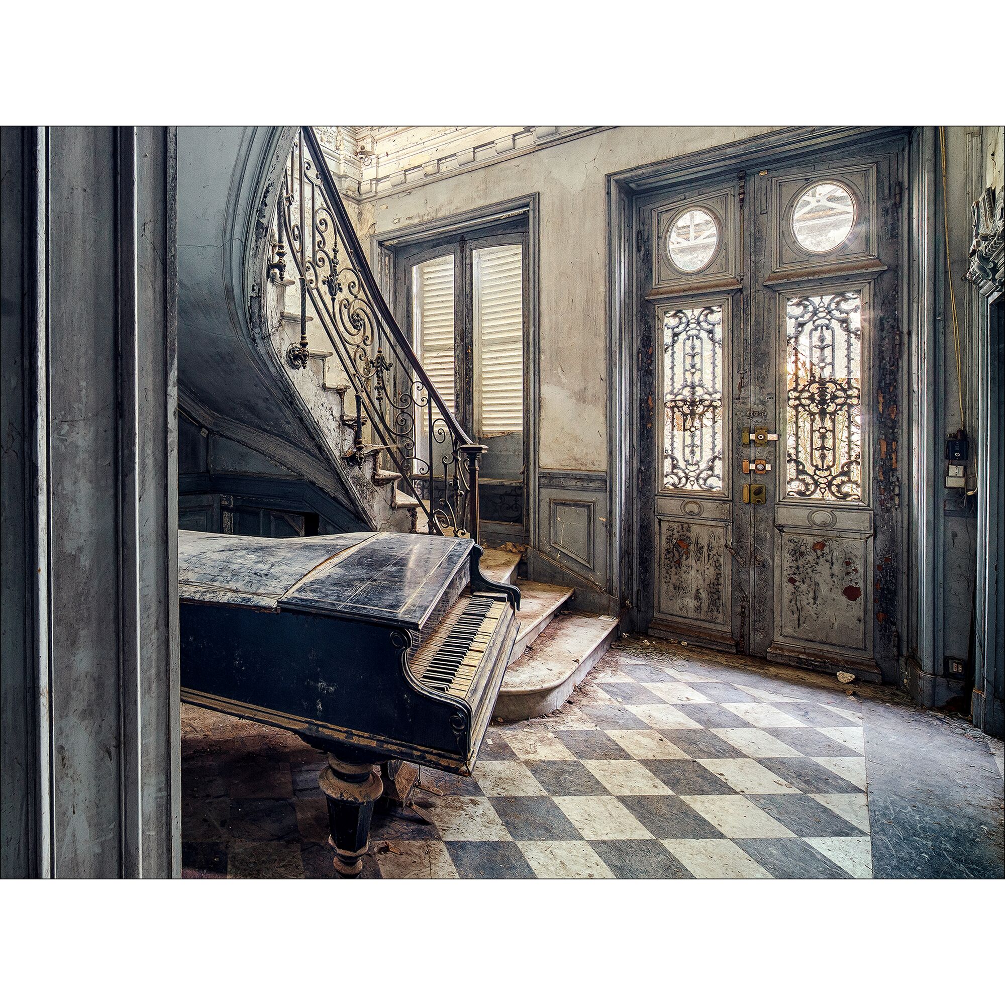 Altes Klavier in verlassenen Gebäude mit Treppe