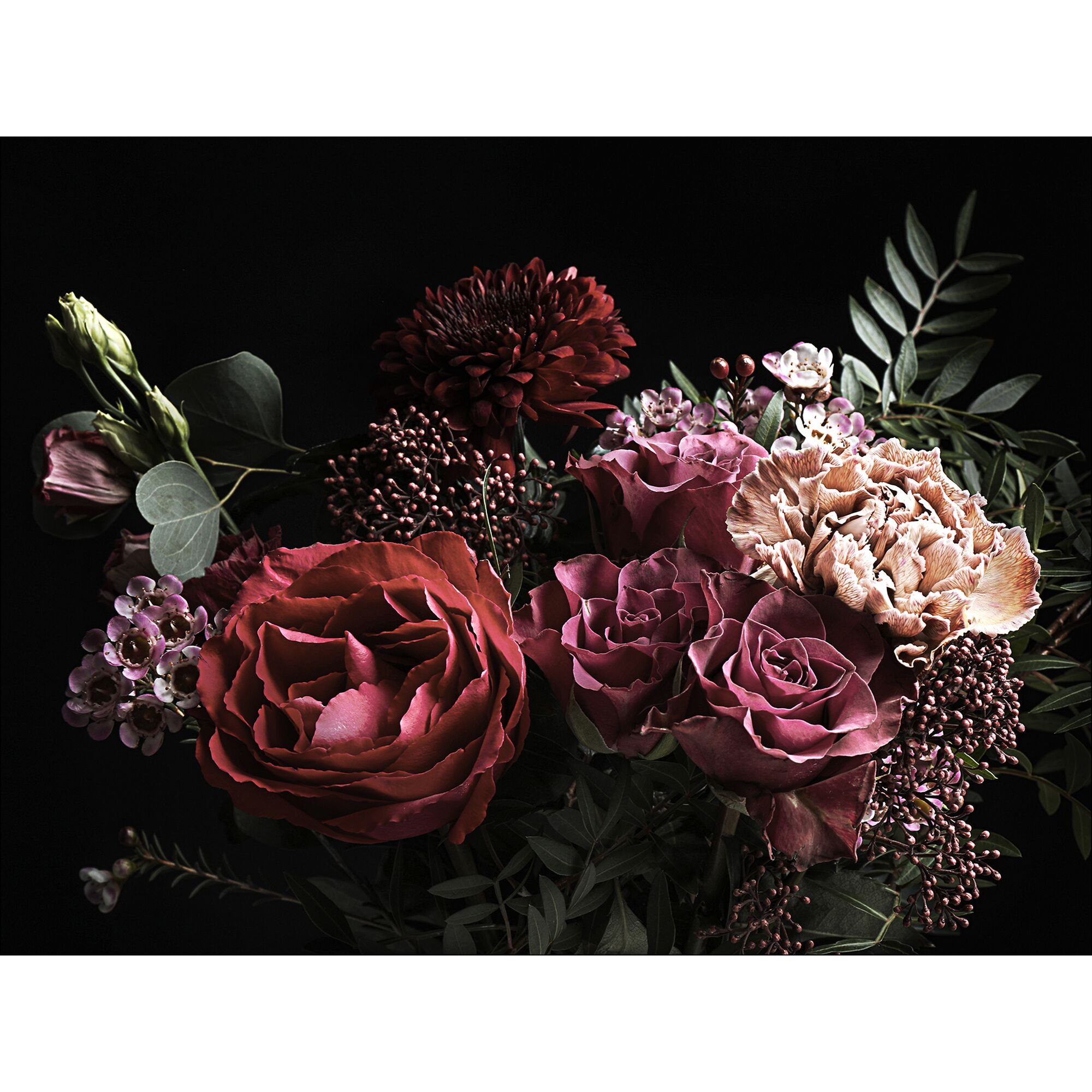Blumenstrauß mit roten Rosen und anderen Blumen