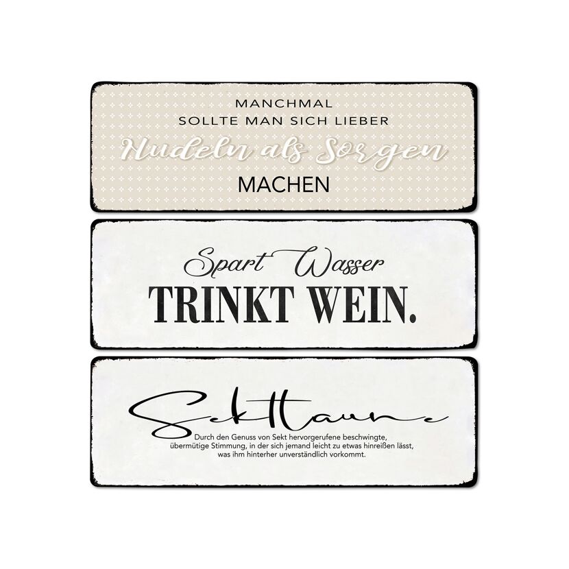 Drei Schilder mit Aufschriften über Nudeln, Wein und Sekt.
