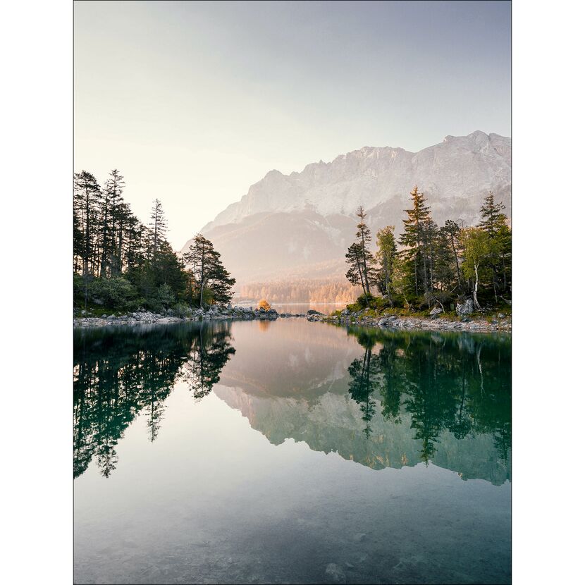 Berge spiegeln sich im See