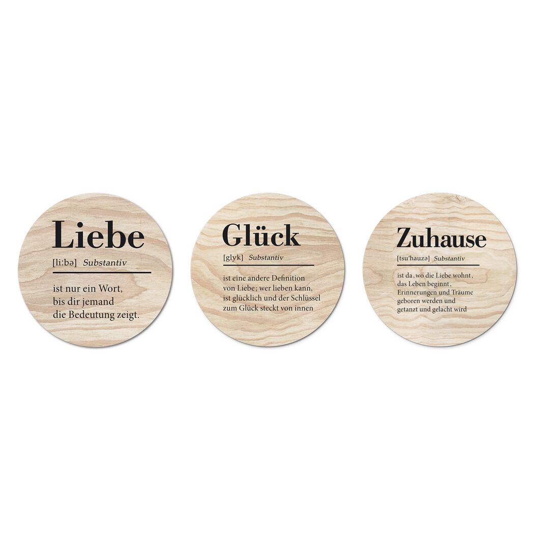 Drei runde Holzscheiben mit den Worten Liebe, Glück und Zuhause.