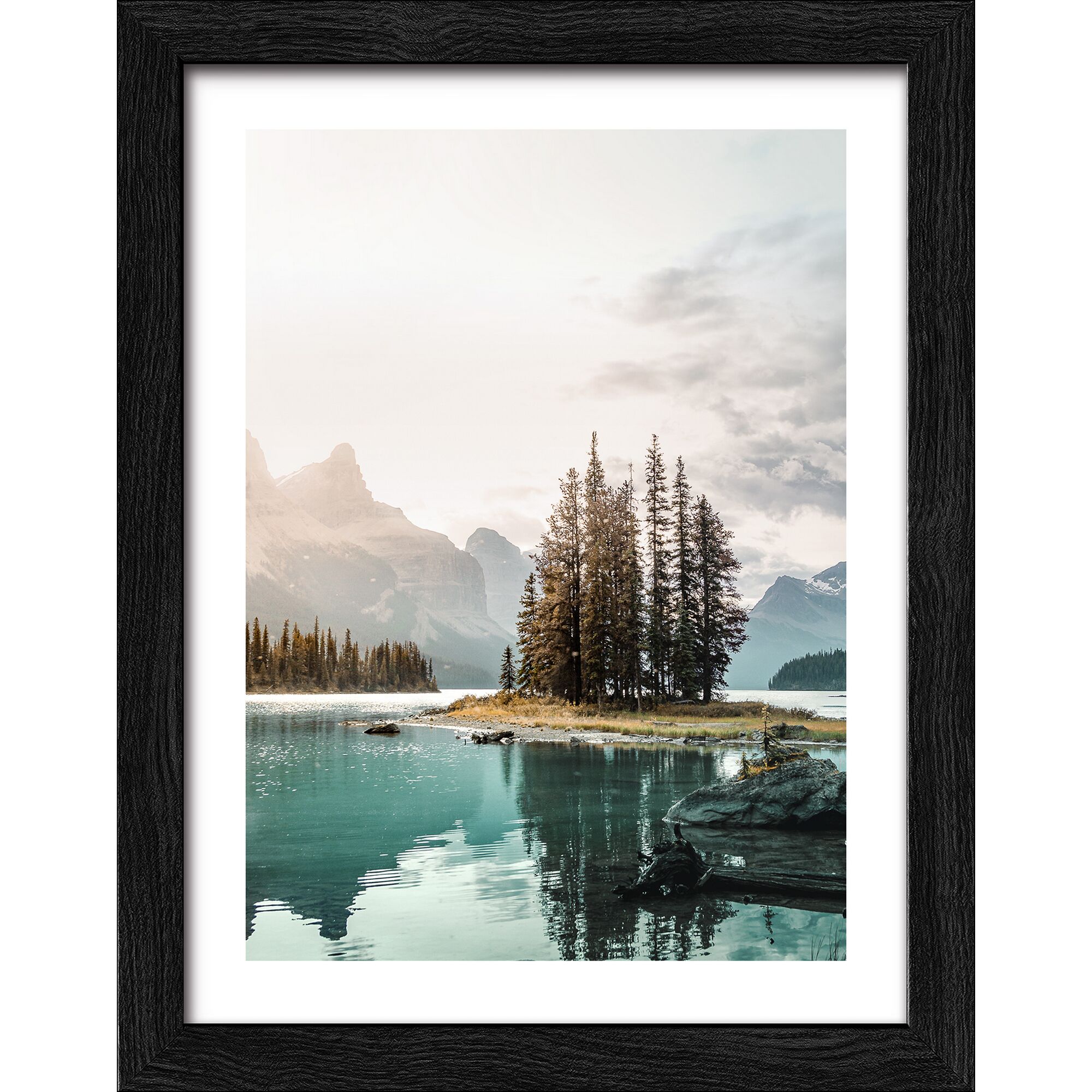 Bäume auf einer kleinen Insel in einem See. Im Hintergrund sind Berge.