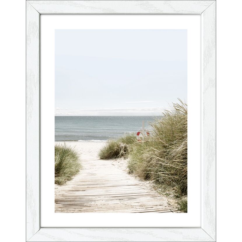 Holzsteg durch Dünengras zum Strand