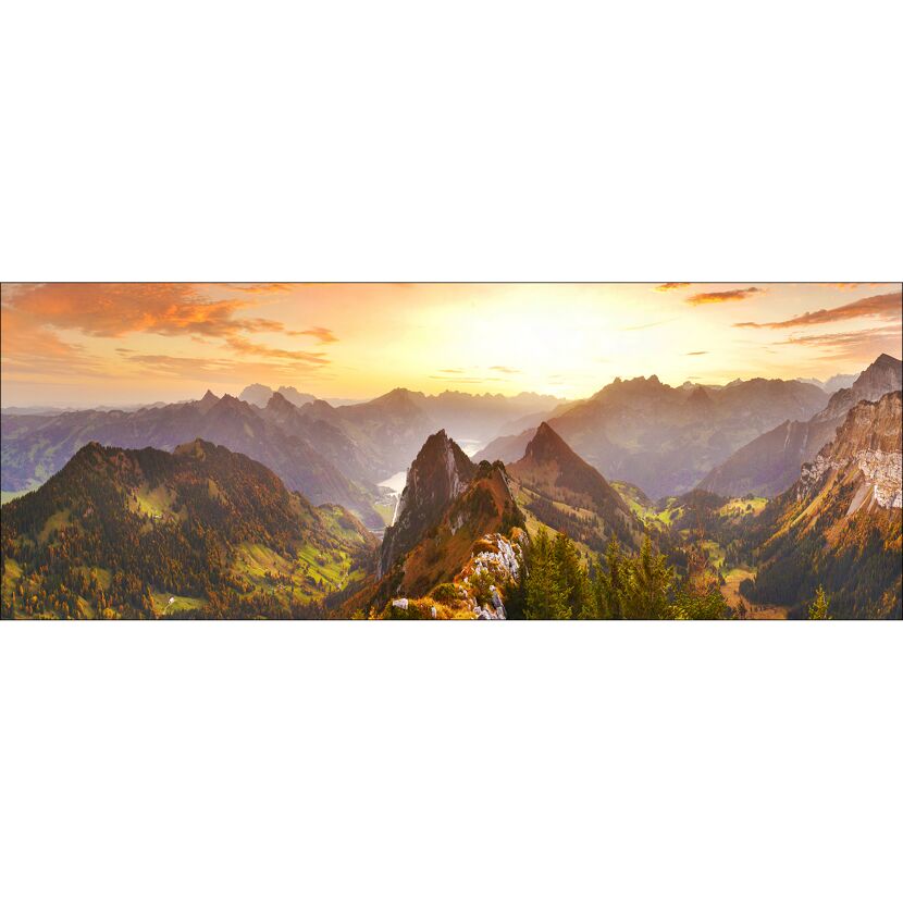 Panorama der Berglandschaft bei Sonnenuntergang.