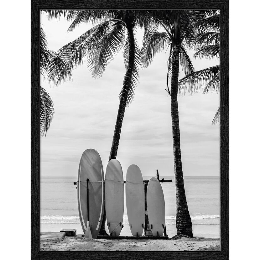 Schwarz-weiß Bild von Surfbrettern am Strand