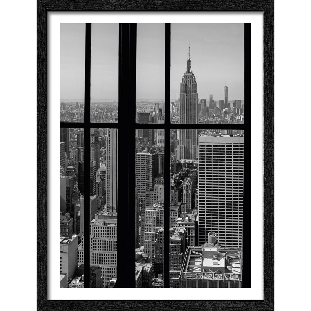 Schwarz-Weiß-Foto der Skyline von New York, aufgenommen durch ein Fenster.