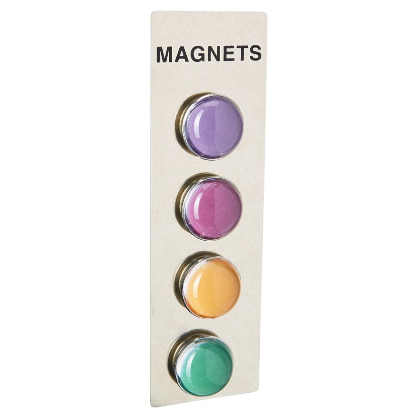 Vier bunte Magneten auf einer Karte.